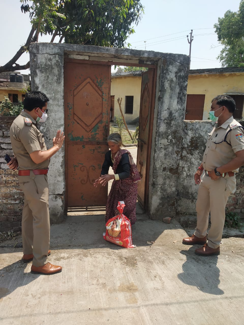 हरिद्वार पुलिस – *मिशन हौंसला*  थानाध्यक्ष पथरी द्वारा आज थाना पथरी क्षेत्रांतर्गत असहाय, निशक्त, बेहद गरीब व्यक्तियों को राशन सामग्री वितरित की गई।