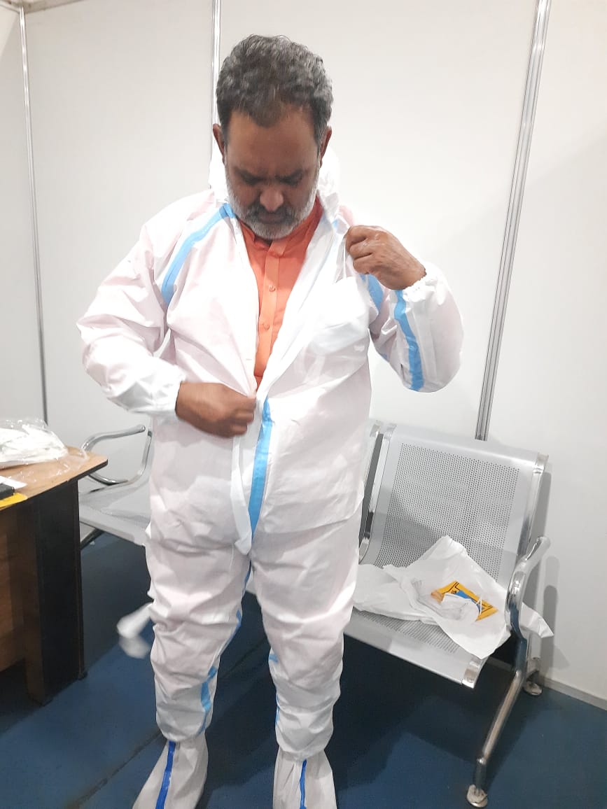 ग्राउंड जीरो पर मंत्री स्वामी यतीश्वरनन्द, पीपीई किट पहन कर मुख्य चिकित्साधिकारी एस. के. झा के साथ सभी मरीजो से मिले।  रैनबसेरा का भी किया निरीक्षण