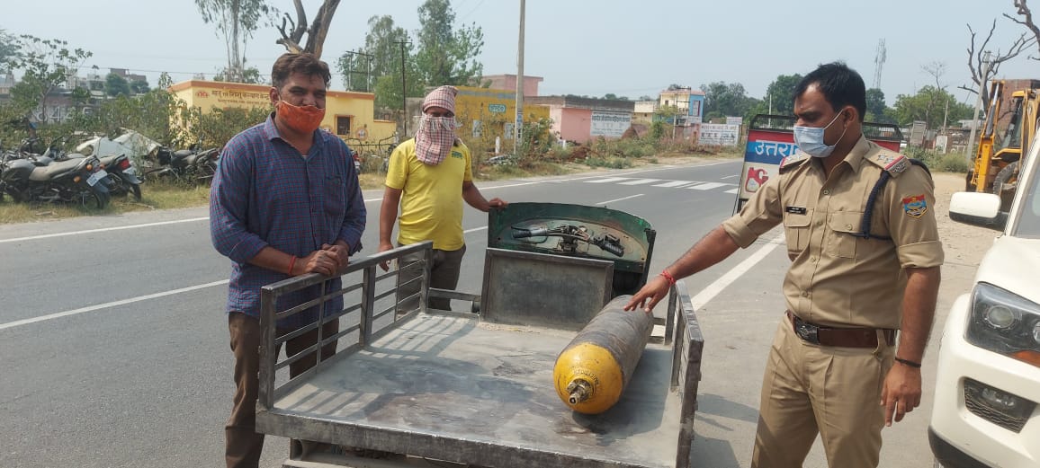 पथरी। पुलिस लगातार मिशन हौसला अभियान के द्वारा  क्षेत्र में कोरोना की महामारी के दौरान वरिष्ठ पुलिस अधीक्षक के निर्देश अनुसार लगे हुए हैं लगातार गरीबों,लाचार, बेसहारा, विधवा, बुजुर्ग, मजबूर, लोगों को समय-समय पर मददत कर रहे हैं