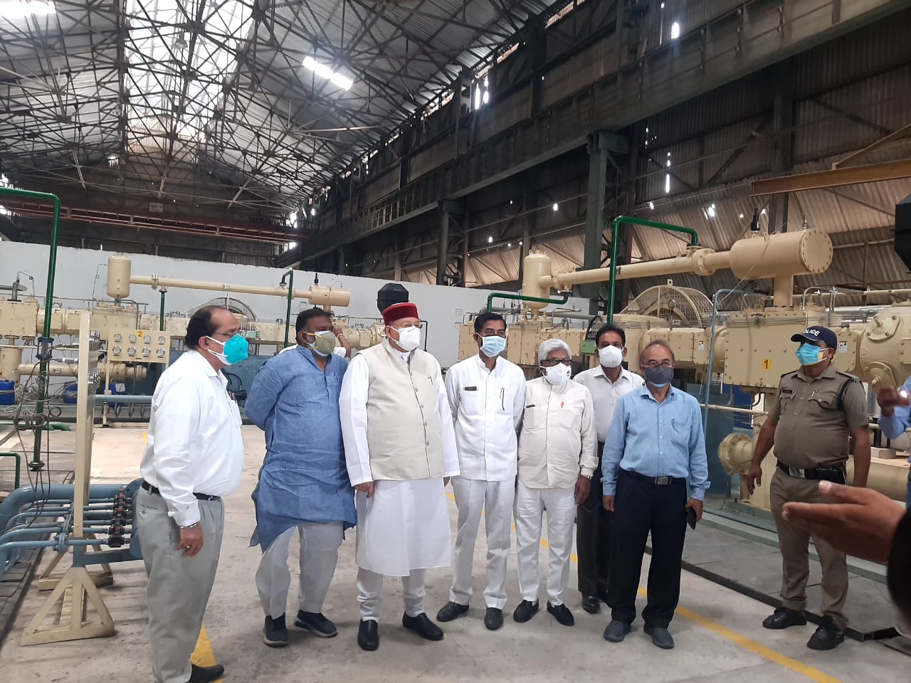      हरिद्वार। पर्यटन, लघु सिंचाई, संस्कृति, जलागम, तिर्थाटन एवं प्रभारी मंत्री जनपद हरिद्वार माननीय सतपाल महाराज आज जनपद भ्रमण पर हरिद्वार पहुंचे। यहां उन्होंने कोरोना महामारी उपचार में प्रयोग आने वाली आक्सीजन आपूर्ति की स्थिति, जनपद में इसकी पर्याप्त उपलब्धता की जानकारी लेने के लिए भेल आक्सीजन प्लांट का निरीक्षण किया।