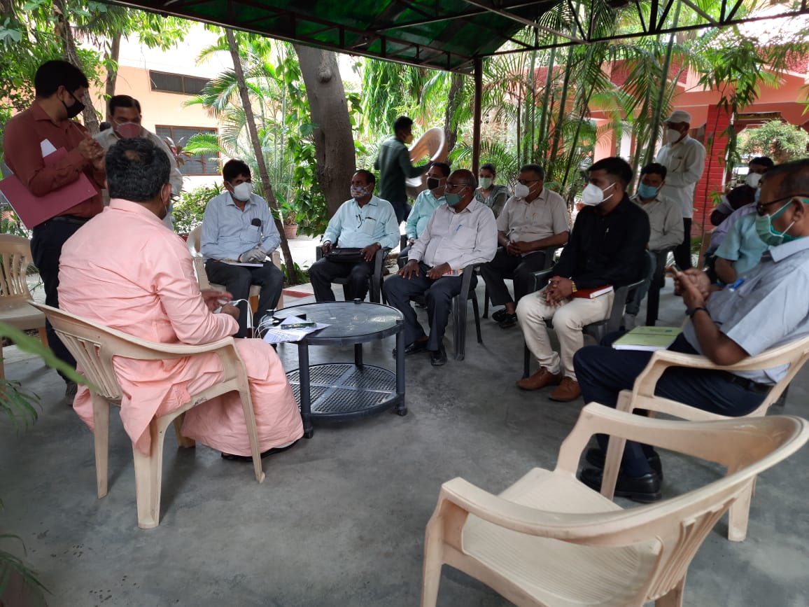 हरिद्वार।  किसानों की समस्याओं के समाधान को लेकर गन्ना विकास एवं चीनी उद्योग मन्त्री स्वामी यतीश्वरानन्द ने अधिकारियों को सख्त निर्देश दिए। उन्होंने अधिकारियों व कर्मचारियों को अपनी कार्यशैली में बदलाव लाने की हिदायत दी।