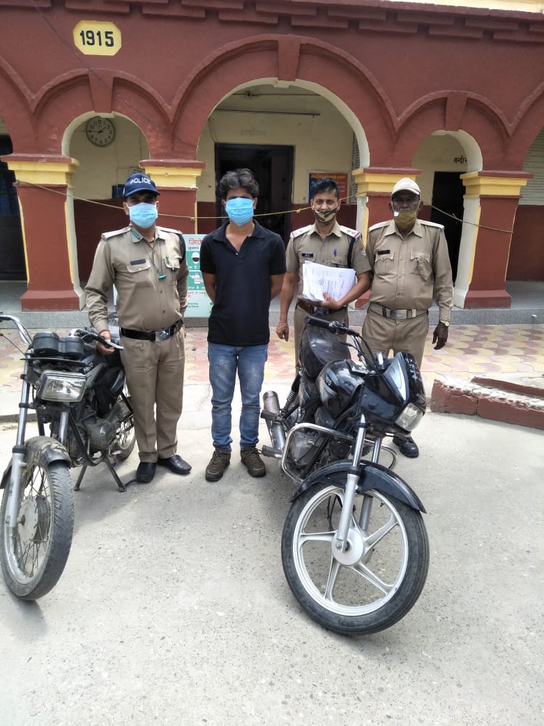 चोरी की दो बाइक बरामद, एक गिरफ्तार   पुलिस की घेरेबंदी तोड़ एक वाहन चोर फरार