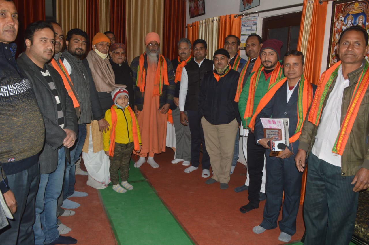 भगवान परशुराम जी के जन्मोत्सव की तैयारीया की ओर आरती के दौरान पूरे देश मे फेल रही कोरोना की महामारी  खत्म हो जाये इसके लिए प्रार्थना करेंगे ओर सभी को शुभकामनाएं दी पंडित सौरभ शर्मा