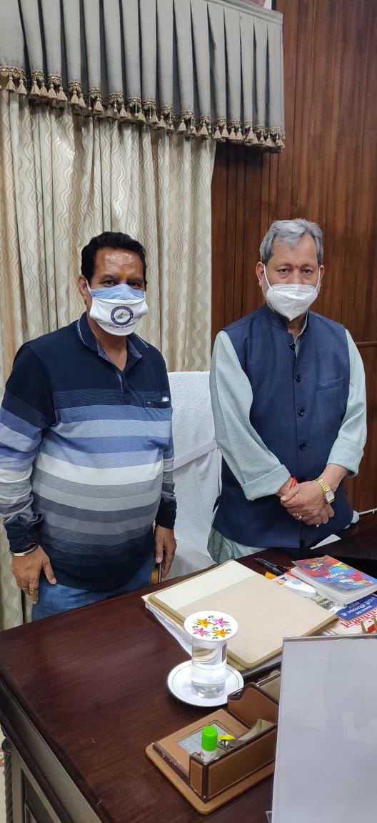 मुख्यमंत्री तीरथ सिंह रावत ने पत्रकारो के परिजनों को भी वेक्सिनेशन किये जाने के दिये आदेश।