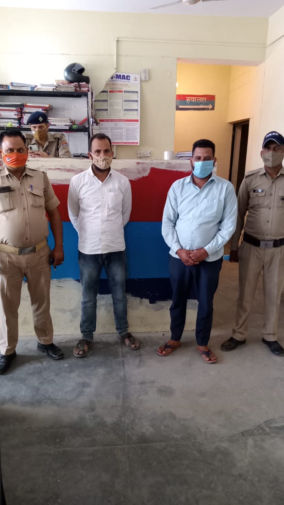  चौकी प्रभारी गोवर्धनपुर उ0नि0 आशीष शर्मा मय कर्म0 गण0 के चौकी गोवर्धनपुर से चौकी क्षेत्र में गश्त एवं शांति व्यवस्था डयूटी में मामूर थे जिन्हें गश्त डयूटी के दौरान सूचना मिली की दो व्यक्ति ग्राम न्यामतपुर थाना खानपुर में सडक सरेआम पर आपस मे लड झगड रहे हैं।