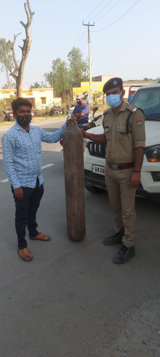 मिशन हौसला थाना पथरी पुलिस द्वारा आगे बढ़ाते चले जा रहे है क्षेत्र की जनता के लिए दिन रात लगे हुवे है