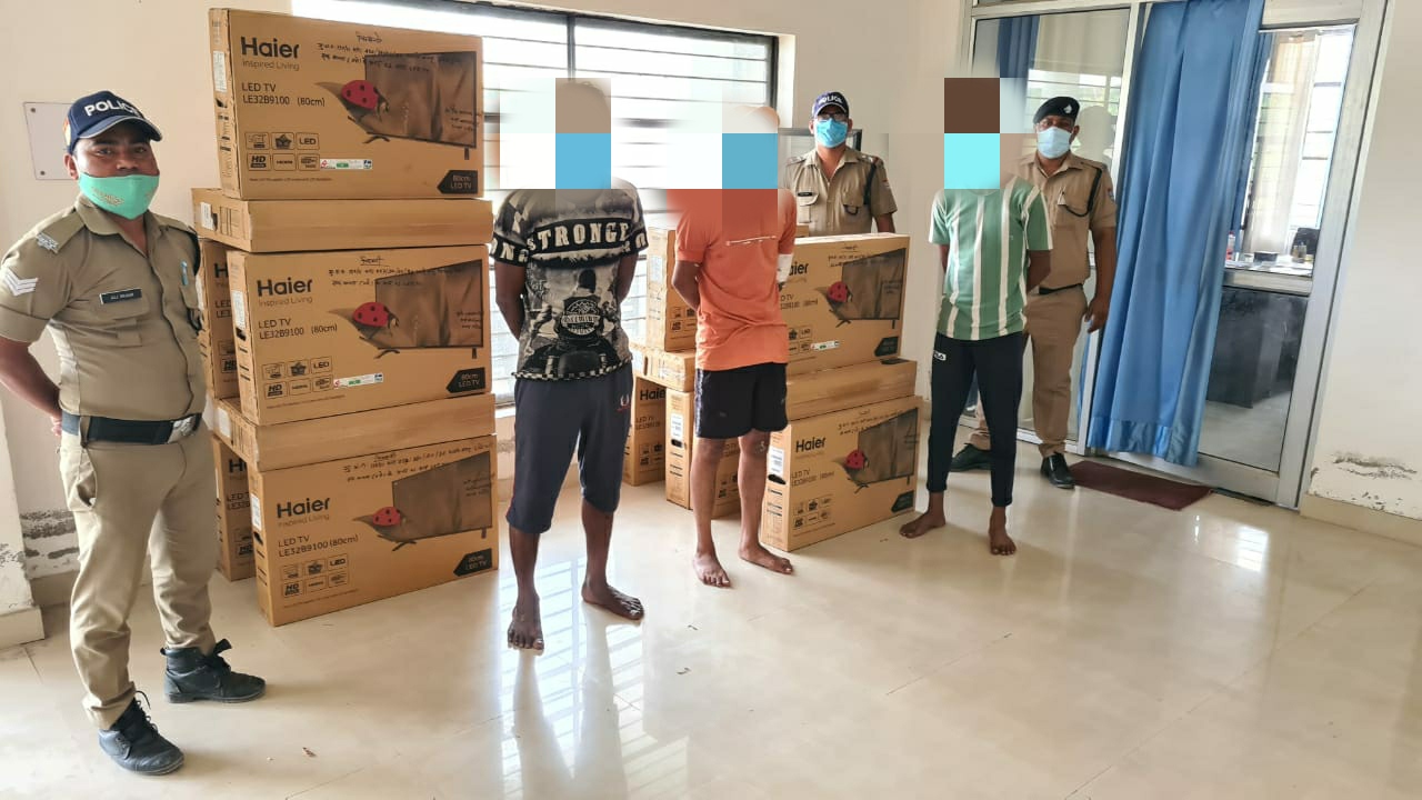 बहादराबाद क्षेत्र अंतर्गत पतंजलि इंडस्ट्रियल एरिया में स्थित सन होम अप्लायंसेज प्राइवेट लिमिटेड फैक्ट्री के मैनेजर राजवीर सिंह द्वारा थाना को सूचना दी कि रात्रि को कुछ अज्ञात चोरों द्वारा मेरी फैक्ट्री की दीवार तोड़ कर फैक्ट्री से चोरी की पुलिस ने सभी चोरो को किया गिरफ्तार