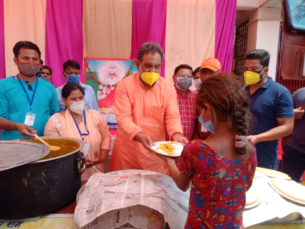 कश्यप फाउंडेशन दल द्वारा रविवार को भी भोजन वितरण कार्यक्रम जारी रहा,  राज्यमंत्री स्वामी यतीश्वरानंद ने की सराहना,