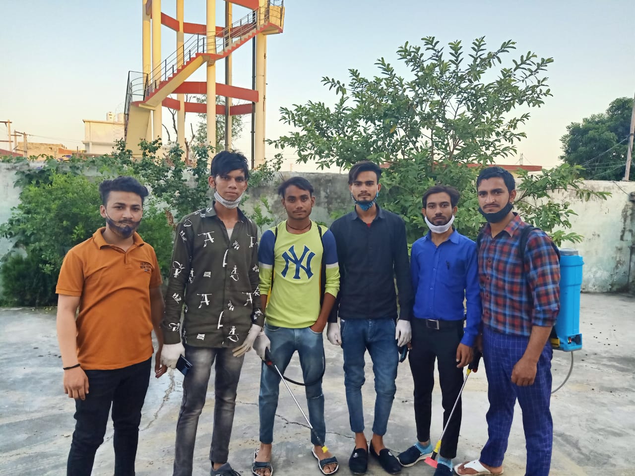 ग्राम पंचायत भक्तनपुर आबिदपुर ऊर्फ इब्राहिमपुर मैं युवा लड़कों ने घर घर जाकर किया सेनेटाइजर