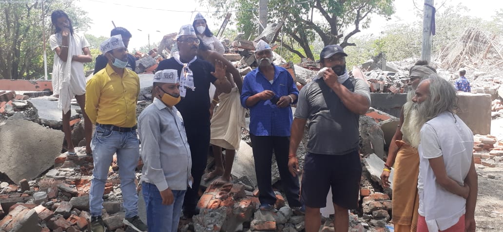 हरिद्वार। में आम आदमी पार्टी का एक प्रतिनिधिमंडल प्रदेश उपाध्यक्ष ओ पी मिश्रा के नेतृत्व में बैरागी कैम्प पहुँचकर प्रसाशन द्वारा बैरागी कैम्प में बने मंदिरों को ध्वस्त करने की टीम का किया विरोध