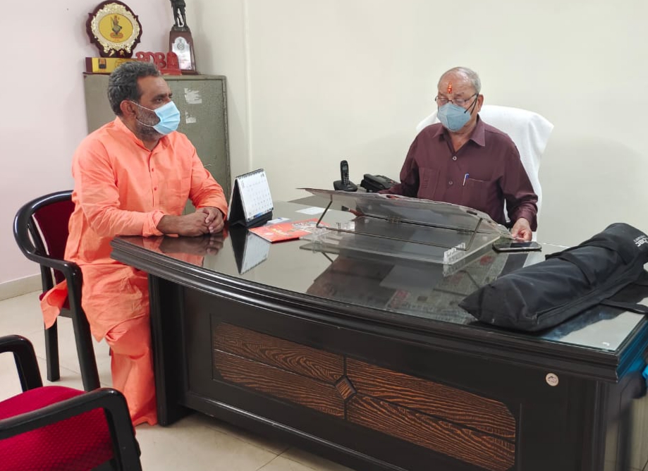 देहरादून। हरिद्वार जनपद के किसानों के गेंहू विक्रय व भुगतान में हो रही समस्याओं को लेकर गन्ना मंत्री स्वामी यतीश्वरानन्द ने खाद्य मंत्री बंसीधर भगत से मुलाकात की।