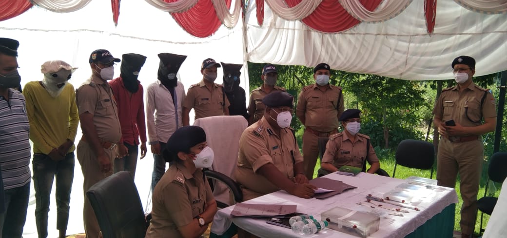 एसएसपी हरिद्वार ने बहादराबाद थाना क्षेत्र में हुई डकैती का खुलासा किया जिसमें चार अभियुक्त आरोपियों को गिरफ्तार किया