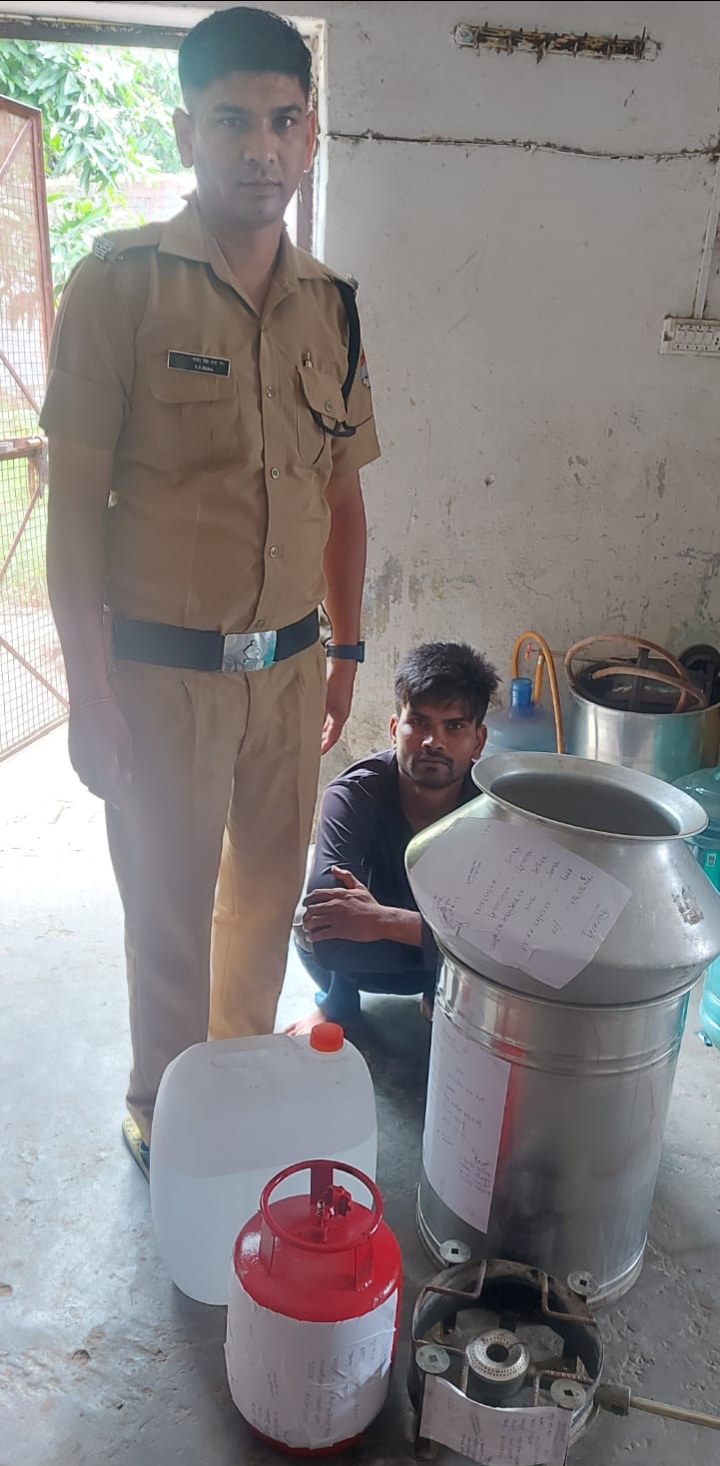 20 लीटर अवैध कच्ची शराब मय उपकरण एक अवैध चाकू के साथ दो अभियुक्तों को पुलिस ने रँगे हाथ किया गिरफ्तार