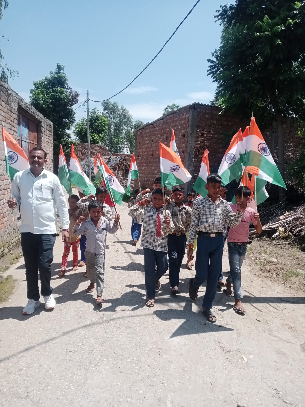 आज आजादी के अमृत महोत्सव के अवसर पर राजकीय प्राथमिक विद्यालय गंगदासपुर फेरुपुर राम खेड़ा के बच्चों ने तिरंगा यात्रा रैली का आयोजन किया तिरंगा यात्रा रैली में जिला महामंत्री किसान मोर्चा बीजेपी धर्मेंद्र सिंह चौहान ने पहुंचकर रैली का शुभारंभ किया।