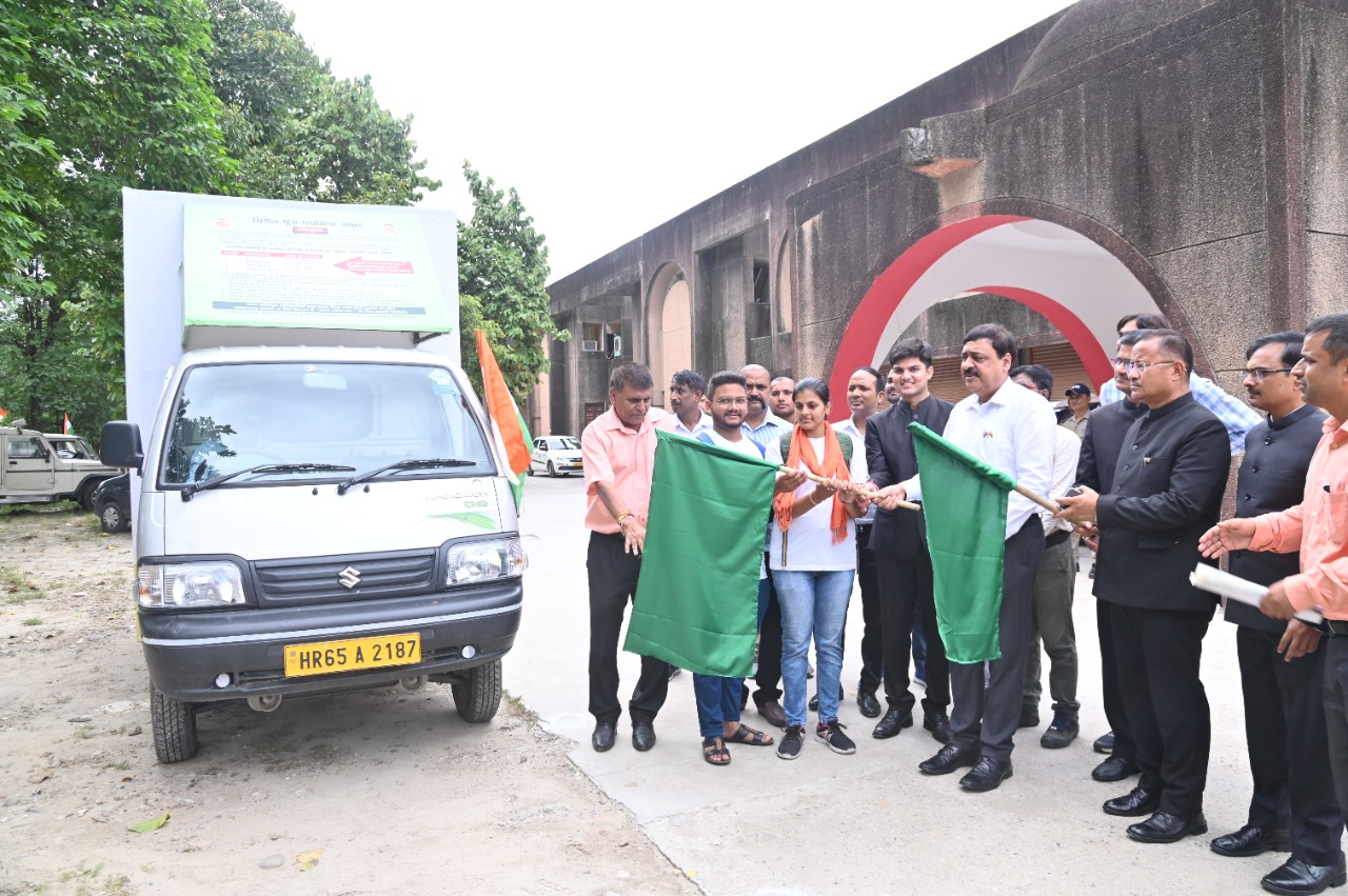 हरिद्वार: जिलाधिकारी विनय शंकर पाण्डेय ने स्वाधीनता दिवस के अवसर पर आजादी के अमृत महोत्सव के अन्तर्गत कलक्ट्रेट परिसर से सिंगल यूज प्लास्टिक को प्रतिबन्धित करने हेतु जन-जागरूकता लाने के अभियान के अन्तर्गत पर्यावरण संरक्षण एवं जलवायु विभाग द्वारा तैयार जागरूकता रथ को हरी झण्डी दिखाकर रवाना किया।