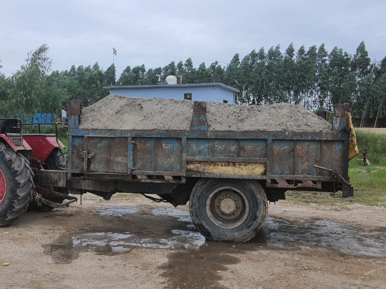 अवैध खनन को लेकर खनन अधिकारी प्रदीप कुमार ने तीन दिन की कार्यवाही में 5 वाहन किये सीज