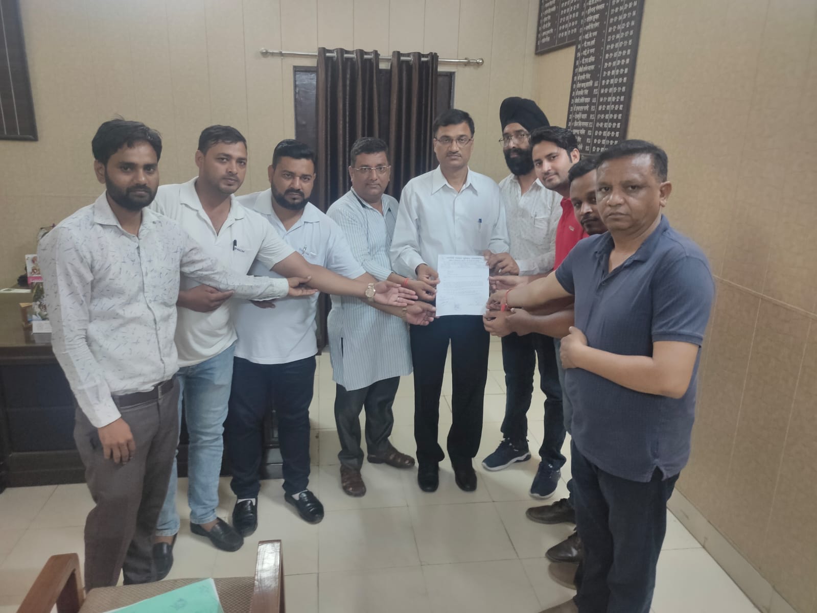 टिहरी जेल में पत्रकार नावेद अख्तर को झूठे मुकदमे में फंसाकर जेल भेजने से नाराज पत्रकारों ने मुख्यमंत्री के लिये सिटी मजिस्ट्रेट को सौपा ज्ञापन,