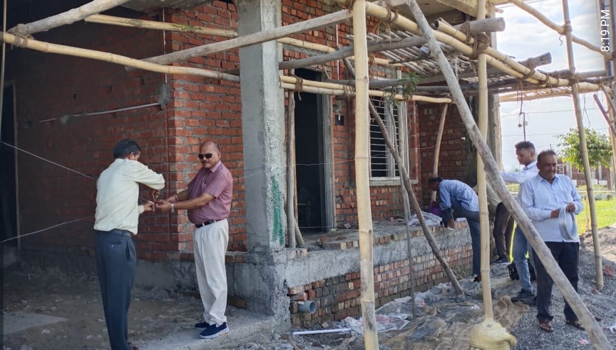 हरिद्वार। जिलाधिकारी/उपाध्यक्ष हरिद्वार-रूड़की विकास प्राधिकरण विनय शंकर पाण्डेय के आदेशों के क्रम में हरिद्वार-रूड़की विकास प्राधिकरण द्वारा लगातार कई अवैध सम्पत्तियों को सील करने, अवैध निर्माण को ढहाने तथा अवैध प्लाटिंग को ध्वस्त करने की कार्रवाई जारी है। उसी सिलसिले में शुक्रवार को भी अवैध निर्माणां/कालोनियों को सील करने की कार्रवाई की गयी।