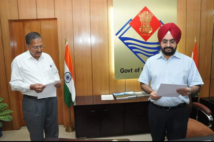 बड़ी खबर : मुख्य सचिव डॉ. एस. एस. संधु ने आज सचिवालय में भूपाल सिंह मनराल को उत्तराखण्ड सेवा के अधिकार आयोग के आयुक्त के रूप में शपथ दिलाई।