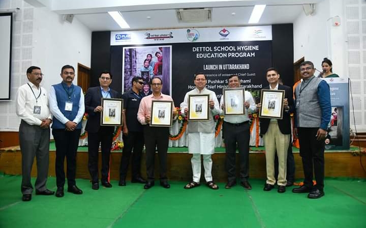 बड़ी खबर: मुख्यमंत्री पुष्कर सिंह धामी ने आज मुख्यमंत्री आवास स्थित मुख्य सेवक सदन में डेटॉल स्कूल हाइजीन एजुकेशन प्रोग्राम उत्तराखण्ड का शुभारंभ किया। ऒर कहा कि यह प्रोग्राम उत्तराखण्ड के सभी 13 जनपदों के 13 हजार प्राथमिक स्कूलों में चलाया जायेगा।