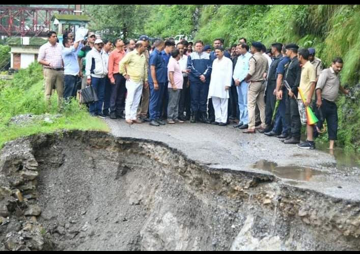 मुख्यमंत्री पुष्कर सिंह धामी ने जेसीबी पर बैठकर आपदा का प्रभावित क्षेत्र का निरीक्षण किया,
