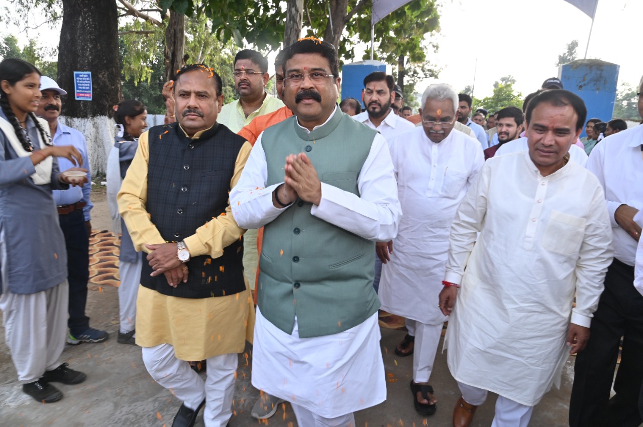 धर्मेन्द्र प्रधान केन्द्रीय शिक्षा, कौशल विकास और उद्यमशीलता मंत्री ने रविवार को राजकीय इण्टर कॉलेज, बीएचईएल में राष्ट्रीय पुरस्कार से पुरस्कृत प्रदीप नेगी के सम्मान में आयोजित कार्यक्रम में प्रतिभाग किया।