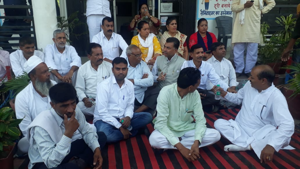 हरिद्वार ग्रामीण विधायक अनुपमा रावत ने गुरुवार को अपने कार्यकर्ताओं पर झूठे मुकदमे वापस लेने को लेकर बहादराबाद थाने पर धरना प्रदर्शन कर किया घेराव,