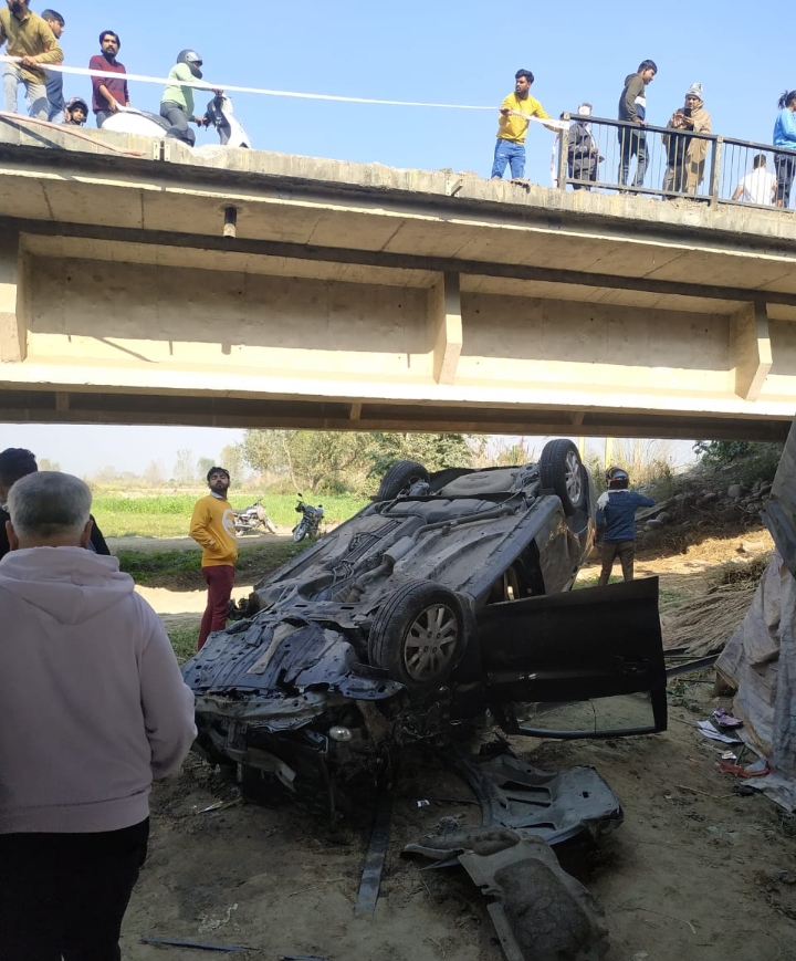 बहादराबाद। क्षेत्र की चौकी शांतरशाह पुलिस को सूचना मिली कि एक कार अनियंत्रित होकर फ्लाइओवर से पुल के नीचे जा गिरी गनीमत रही की दोनों ने बेल्ट लगाई हुई थी जिसके कारण उनकी जान बची।