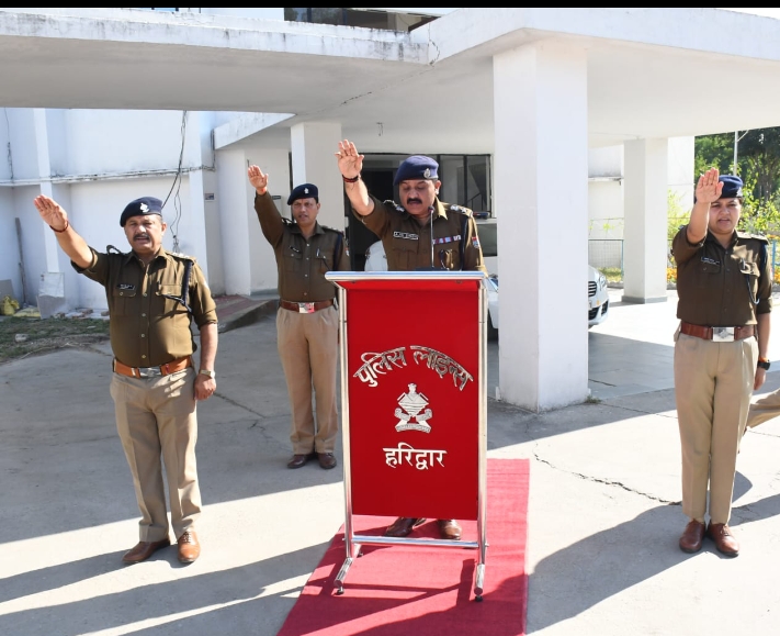 पुलिस कार्यालय रोशनाबाद में संविधान दिवस के अवसर पर एसएसपी हरिद्वार द्वारा अधिनस्थों को दिलाई गई शपथ,संविधान की मूल भावना को बनाए रखने के लिए किया जागृत