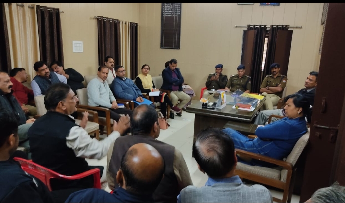 सिटी मजिस्ट्रेट अवधेश कुमार सिंह की अध्यक्षता में मंगलवार को अतिक्रमण हटाने के सम्बन्ध में विभिन्न विभागों के अधिकारियों तथा व्यापार मण्डल के पदाधिकारियों के साथ एक बैठक आयोजित की गई।