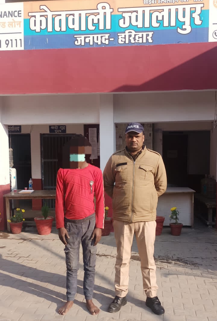 एक अभियुक्त को अवैध चाकू के साथ किया गिरफ्तार