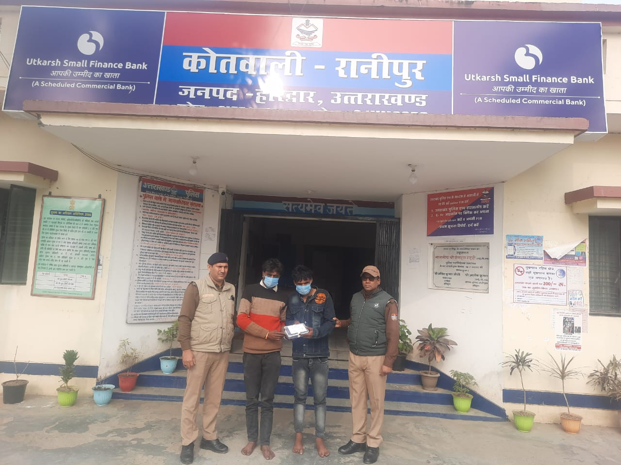 ऑटो बिक्रम से मोबाइल लूट का खुलासे के दौरान 2 बदमाश अभियुक्तों को, लूटा गया मोबाइल के साथ किया गिरफ्तार,