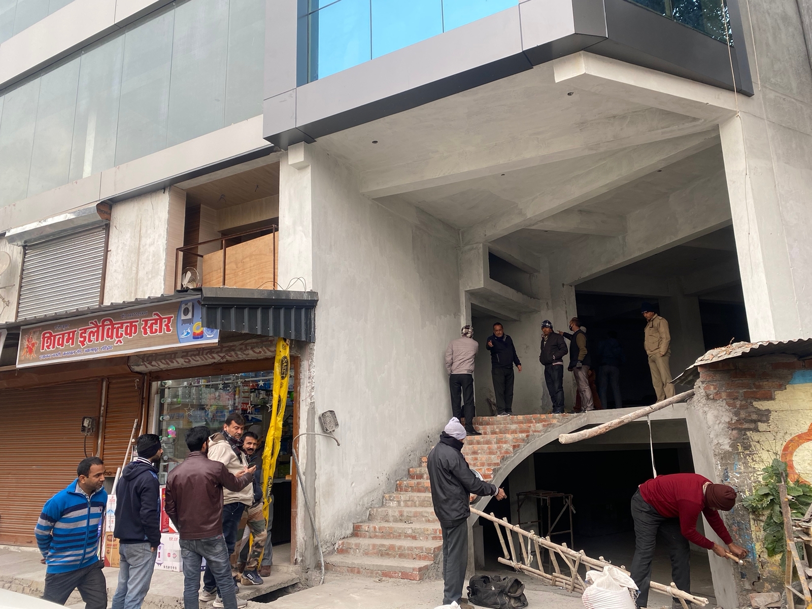 हरिद्वार-रूड़की विकास प्राधिकरण द्वारा लगातार कई अवैध सम्पत्तियों को सील करने, अवैध निर्माण को ढहाने तथा अवैध प्लाटिंग को ध्वस्त करने की कार्रवाई जारी है। उसी सिलसिले में शुक्रवार को भी अवैध निर्माण/कालोनी को सील करने की कार्रवाई की गयी।