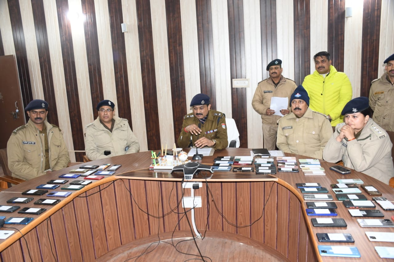 33 लाख 53 हजार कीमत के कुल 201 खोये मोबाइल किए रिकवर एसएसपी हरिद्वार अजय सिंह ने इस वर्ष किए 63 लाख 54 हजार से अधिक कीमत के मोबाईल बरामद मोबाइल स्वामियों को लौटाए उनके मोबाइल फोन प्राप्त करने वालों ने पुलिस की प्रशंसा की l