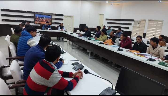 जिलाधिकारी विनय शंकर पांडे की अध्यक्षता में रिट पिटीशन (पीआईएल) -93/2020 जितेन्द्र यादव बनाम यूनियन ऑफ इंडिया व अन्य में हाईकोर्ट के आदेश के सम्बन्ध में एक बैठक आयोजित हुई जिसमें मैन्युफैक्चरर्स, प्रोडयूशर, ब्राण्ड ऑनर, आयातक द्वारा यूज किये जा रहे प्लास्टिक, उसकी कुल मात्रा का निर्धारण, उनके रजिस्ट्रेशन एवं इनके द्वारा प्लास्टिक के निस्तारण हेतु बनायी गयी योजना,