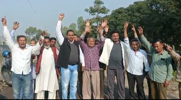 पीडब्ल्यूडी विभाग से बन रही सड़क मैं घटिया सामग्री लगाने को लेकर ग्रामीणों ने किया विरोध रुकवाया काम क्या कहते है अधिकारी देखे पूरी खबर,