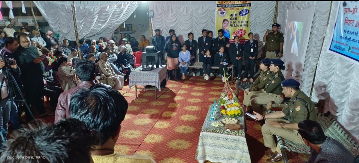 उतराखंड नशामुक्त देवभूमि अभियान को सफल बनाने को एसएसपी हरिद्वार अजय सिंह ने रोहालकी गांव में चोपाल लगाकर ग्रामीणों को किया जागरूक।