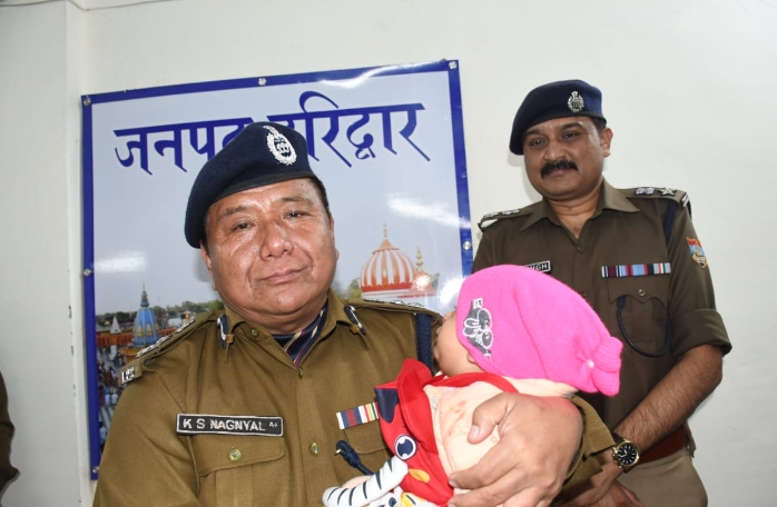 36 घंटों के अंदर सकुशल बरामद किया 8 माह का बच्चा जो कल मोहल्ला कड़च से उठा लिया था हरिद्वार पुलिस का काम काबिले तारीफ, एक पुरुष सहित पांच महिला को किया गिरफ्तार