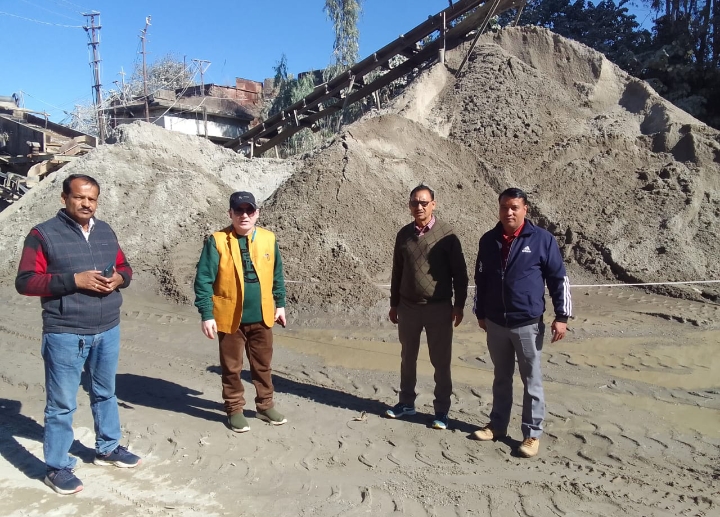 जिलाधिकारी के निर्देश पर अधिकारियों की टीम ने की खनन पर औचक छापेमारी की कार्रवाई एसडीएम व खनन अधिकारी, के नेतृत्व में 2 स्टोन क्रेशर व 01 ट्रैक्टर ट्रॉली सीज