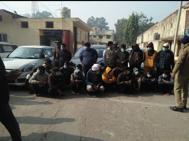 जुआ खेलते उत्तर प्रदेश, उत्तराखंड के 27 व्यापारी धरे जुआ सामग्री व लाखों की नगदी बरामद