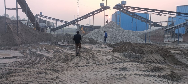 जिलाधिकारी के दिशा निर्देश पर उप जिलाधिकारी, तहसीलदार,राजस्व व खनन विभाग की टीम ने अवैध खनन को लेकर की छापेमारी अवैध खनन में एक स्टोन क्रेशर को किया सीज,