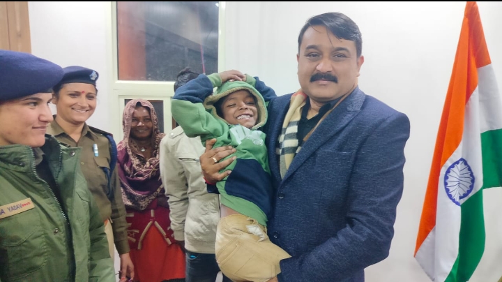 अपरहण हुवे 6 वर्षीय बालक को हरिद्वार पुलिस ने ढूंढ निकाला और किया परिजनों के हवाले हरिद्वार पुलिस की बड़ी सफलता को लेकर 6 वर्षीय बालक देवबंद से किया सकुशल बरामद*