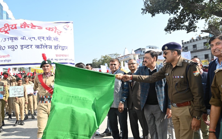 जिलाधिकारी विनय शंकर पाण्डेय एवं वरिष्ठ पुलिस अधीक्षक अजय सिंह ने सोमवार को रेलवे स्टेशन ग्राउण्ड से समाज कल्याण विभाग/जिला प्रशासन हरिद्वार के सौजन्य से नशे के विरूद्ध आयोजित जन-जागरूकता विशाल रैली एवं झांकियों को हरी झण्डी दिखाकर रवाना किया।