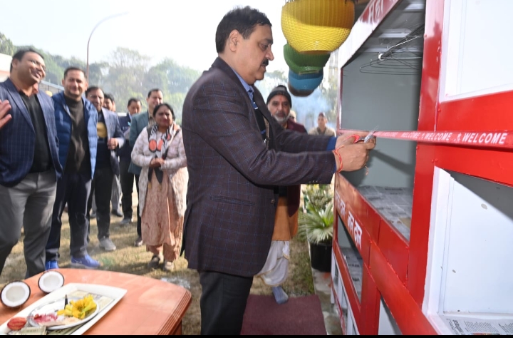 जिलाधिकारी विनय शंकर पांडेय ने बुधवार को शीतकालीन आपदा के दृष्टिगत आपदा प्रबंधन कार्यालय परिसर में नेकी का घर का फीता काटकर शुभारंभ किया l