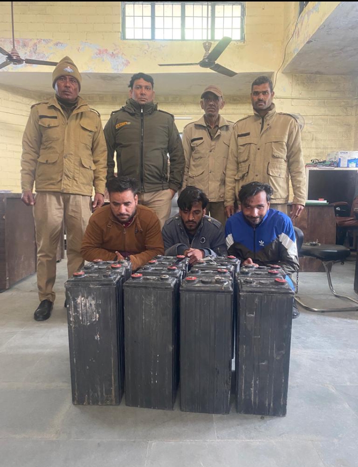 3 अभियुक्त चोरों को 24 टावर बैटरियों के साथ किया गिरफ्तार,