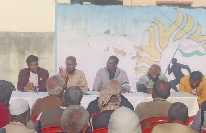 बहादुरपुर जट्ट में कृषि उत्पादन मंडी समिति ज्वालापुर के मंडी सचिव नंदिनी उनियाल ने कृषि मंडी उत्पादन समिति द्वारा चलाई जा रही योजनाओं के बारे में किसानो को दी जानकारी।