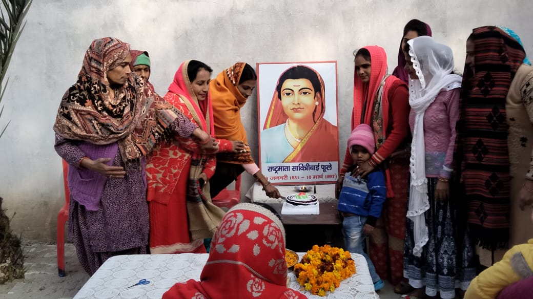 हद्दीपुर गांव में राष्ट्रमाता सावित्रीबाई फुले का जन्म उत्सव ग्राम प्रधान श्रीमती संगीता देवी की उपस्थिति में बड़ी ही धूमधाम से मनाया गया l