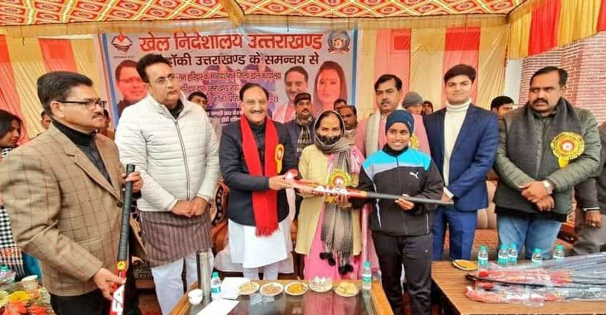 हरिद्वार: सांसद डॉ0 रमेश पोखरियाल निशंक सासद हरिद्वार ने बृहस्पतिवार को वंदना कटाारिया हॉकी स्टेडियम रोशनाबाद में तीन दिवसीय उत्तराखंड राज्य स्तरीय आमंत्रण बालिका हाकी प्रतियोगिता -2023 का उदघाटन किया, जिसमें आठ जनपदों -देहरादून, हरिद्वार, नैनीताल, चम्पावत, पिथौरागढ़, अल्मोड़ा, पौढ़ी तथा उधमसिंह नगर की हाकी टीमें प्रतिभाग कर रही हैं l