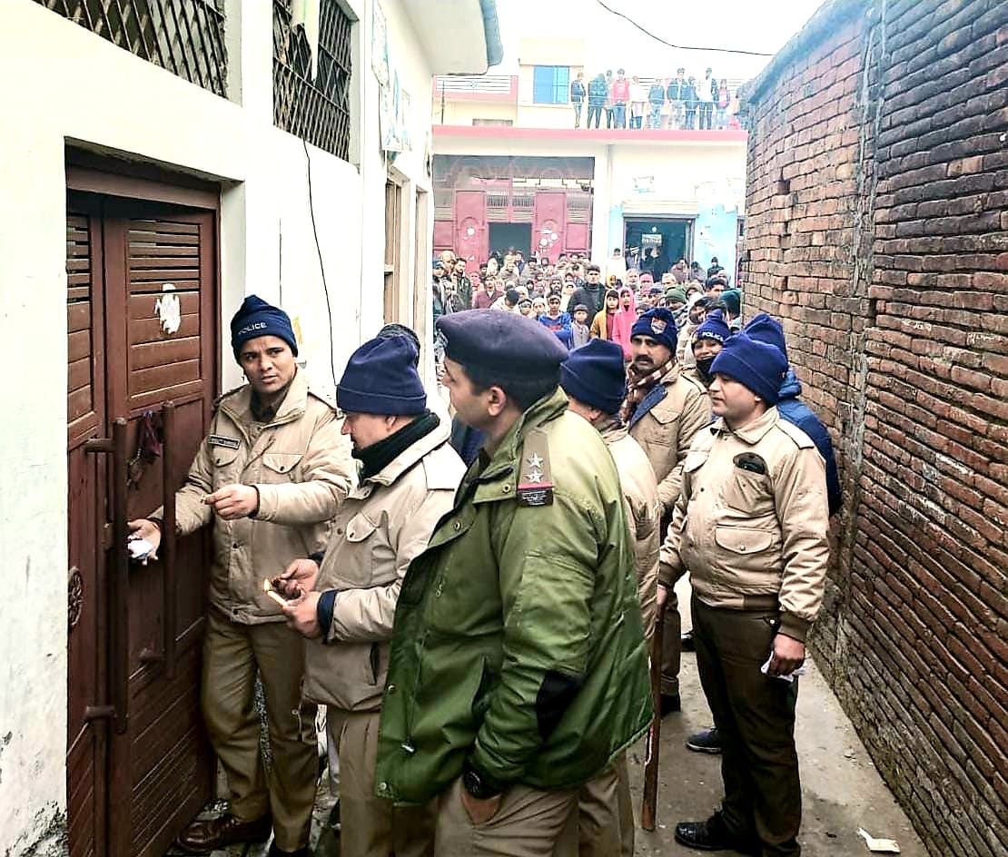 कोर्ट के आदेश पर हिस्ट्रीशीटर की जंगम संपत्ति / सामान सहित की कुर्क