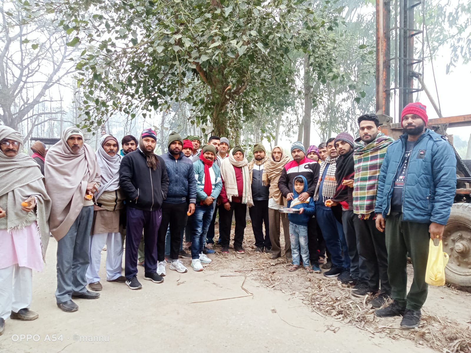 हद्दीपुर गांव के श्मशान घाट पर ग्राम प्रधान श्रीमती संगीता देवी द्वारा सरकारी हैंडपंप का उद्घाटन किया गया इस मौके पर सैकड़ों ग्रामीण मौजूद रहे l